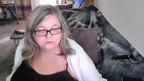 Snapshot of tviks chatting on October 3, 3:33 am Lana online show from October 3, 3:33 am