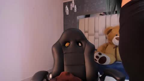 Snapshot of tyla_demon chatting on February 14, 3:33 am TYLA online show from February 14, 3:33 am