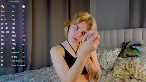 Snapshot of udeleclive chatting on October 26, 3:07 pm Polly online show from October 26, 3:07 pm