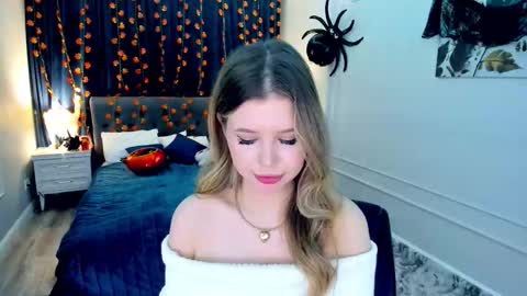 Snapshot of unforgettablalice chatting on October 13, 8:00 pm Alice online show from October 13, 8:00 pm