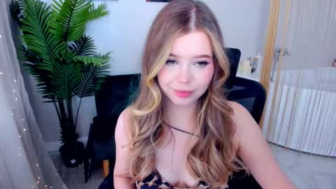 Snapshot of unforgettablalice chatting on February 15, 11:39 am Alice online show from February 15, 11:39 am