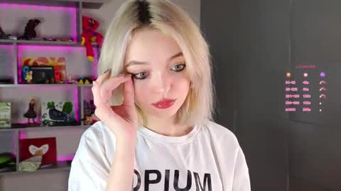 Snapshot of unknownstatus chatting on September 9, 3:28 am ShizukaShizuSHIZ online show from September 9, 3:28 am