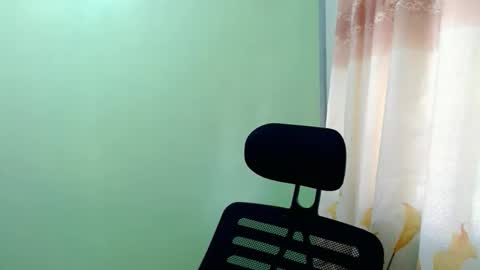 Snapshot of urasian_joy chatting on October 19, 6:48 am urasian_joy online show from October 19, 6:48 am