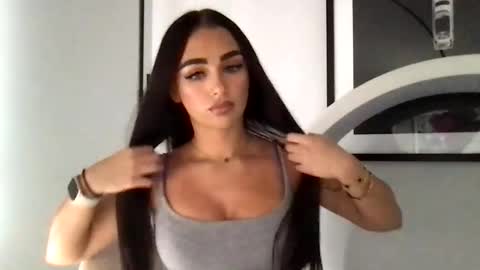 urfavemila online show from May 6, 2:04 am
