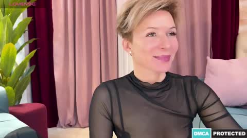 Snapshot of urgoddessjenny chatting on December 21, 8:32 pm Jenny online show from December 21, 8:32 pm
