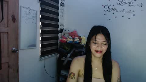 Snapshot of urpreciouspinayxxx chatting on February 1, 4:24 am hi im kim online show from February 1, 4:24 am