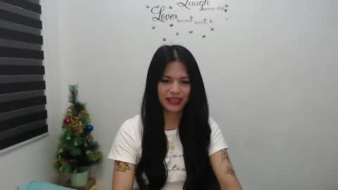 Snapshot of urpreciouspinayxxx chatting on December 9, 12:45 am hi im kim online show from December 9, 12:45 am