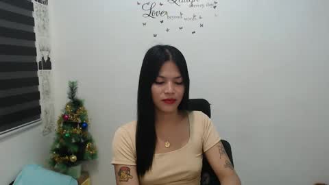 Snapshot of urpreciouspinayxxx chatting on December 12, 11:18 am hi im kim online show from December 12, 11:18 am