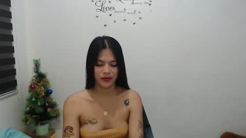 Snapshot of urpreciouspinayxxx chatting on December 9, 10:54 am hi im kim online show from December 9, 10:54 am