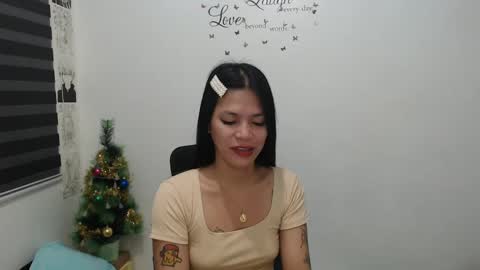 Snapshot of urpreciouspinayxxx chatting on December 12, 11:25 pm hi im kim online show from December 12, 11:25 pm