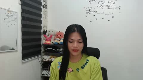 Snapshot of urpreciouspinayxxx chatting on December 28, 9:52 am hi im kim online show from December 28, 9:52 am