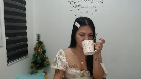 Snapshot of urpreciouspinayxxx chatting on December 11, 1:05 am hi im kim online show from December 11, 1:05 am