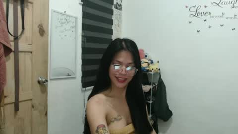 Snapshot of urpreciouspinayxxx chatting on February 25, 12:14 am hi im kim online show from February 25, 12:14 am