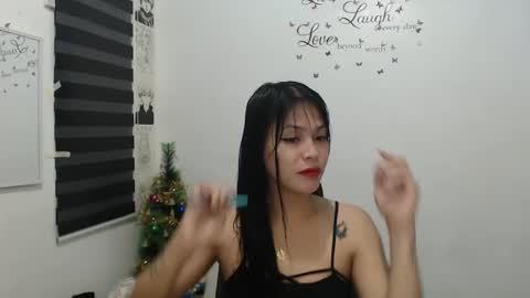 Snapshot of urpreciouspinayxxx chatting on December 17, 9:17 am hi im kim online show from December 17, 9:17 am