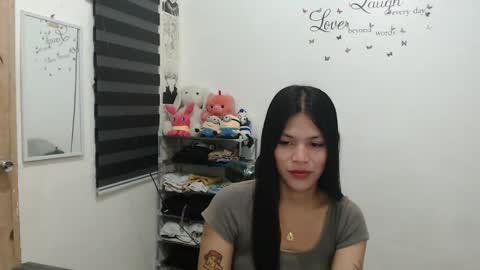 Snapshot of urpreciouspinayxxx chatting on December 29, 10:45 am hi im kim online show from December 29, 10:45 am
