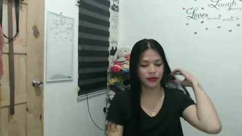 Snapshot of urpreciouspinayxxx chatting on February 6, 11:09 am hi im kim online show from February 6, 11:09 am