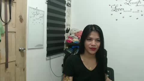 Snapshot of urpreciouspinayxxx chatting on February 7, 12:28 pm hi im kim online show from February 7, 12:28 pm