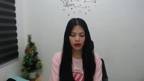 Snapshot of urpreciouspinayxxx chatting on December 10, 11:54 am hi im kim online show from December 10, 11:54 am