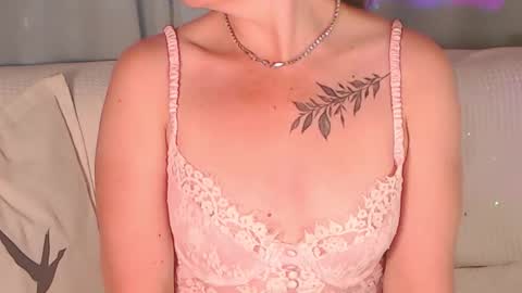 Snapshot of ursilvia1 chatting on October 4, 6:52 am Silvia online show from October 4, 6:52 am