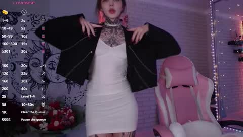 Snapshot of uwu_eva chatting on February 19, 11:17 am Eva online show from February 19, 11:17 am
