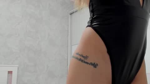 Snapshot of v_deville chatting on October 28, 8:53 am Mia online show from October 28, 8:53 am