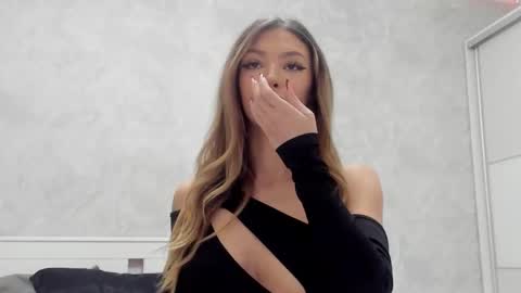 Snapshot of v_deville chatting on October 20, 7:55 am Mia online show from October 20, 7:55 am