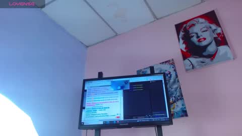 Snapshot of vahiolet_smith chatting on December 14, 2:10 pm Vahiolet smith online show from December 14, 2:10 pm