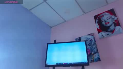 Snapshot of vahiolet_smith chatting on December 4, 3:43 pm Vahiolet smith online show from December 4, 3:43 pm