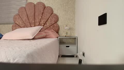 Vaiolet colls online show from February 1, 12:26 pm