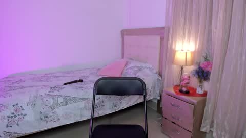 Snapshot of vale_kross chatting on February 18, 2:27 pm HI IM NEW online show from February 18, 2:27 pm