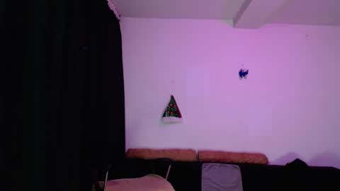 Snapshot of valerie_smile chatting on December 8, 6:22 am Valerie online show from December 8, 6:22 am