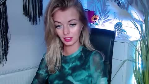 Snapshot of valerieluvsugar chatting on December 28, 5:23 am Valerie online show from December 28, 5:23 am