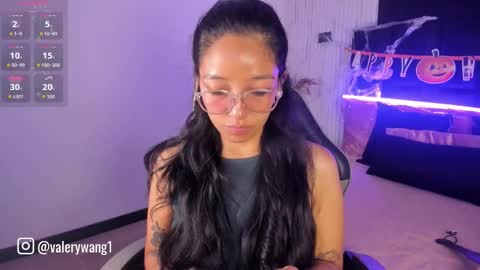 Snapshot of valery_wang chatting on October 8, 11:47 am Val online show from October 8, 11:47 am
