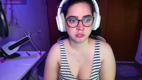 Snapshot of vallolet1_ chatting on February 6, 12:00 am Im Violet online show from February 6, 12:00 am