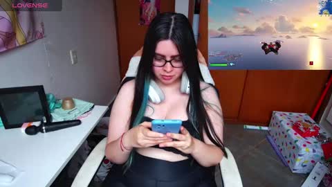 Snapshot of vallolet1_ chatting on December 19, 9:06 pm Im Violet online show from December 19, 9:06 pm