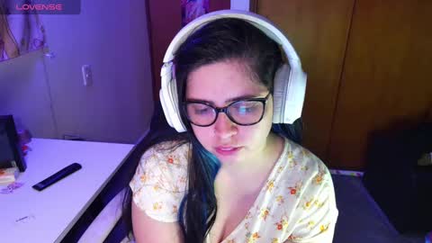 Snapshot of vallolet1_ chatting on January 11, 1:27 am Im Violet online show from January 11, 1:27 am