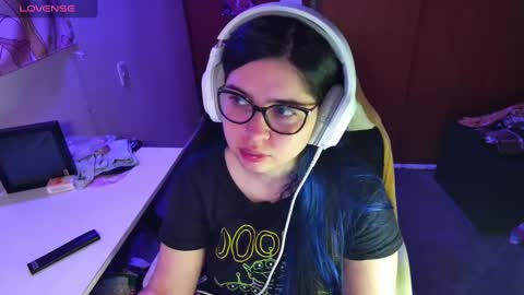 Snapshot of vallolet1_ chatting on January 1, 12:11 am Im Violet online show from January 1, 12:11 am