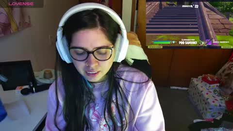 Snapshot of vallolet1_ chatting on December 15, 10:37 pm Im Violet online show from December 15, 10:37 pm