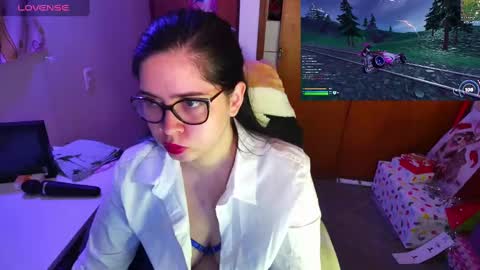 Snapshot of vallolet1_ chatting on December 12, 11:47 pm Im Violet online show from December 12, 11:47 pm