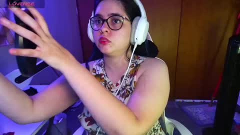 Snapshot of vallolet1_ chatting on February 19, 11:14 pm Im Violet online show from February 19, 11:14 pm