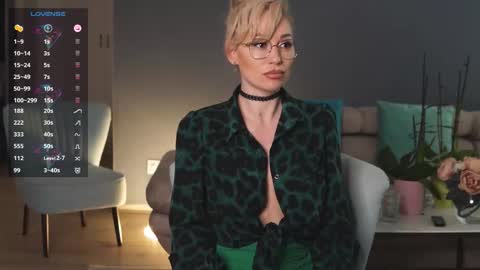 Snapshot of vanessa_de_ville chatting on November 2, 8:29 am Vanessa online show from November 2, 8:29 am