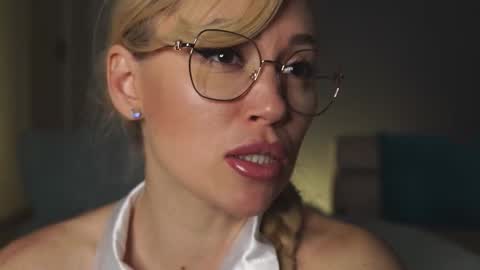 Snapshot of vanessa_de_ville chatting on October 4, 6:08 am Vanessa online show from October 4, 6:08 am