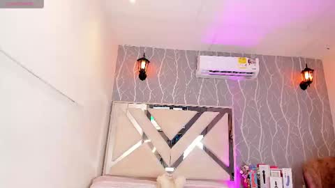 Snapshot of vanessa_guzman1 chatting on February 22, 1:44 pm online show from February 22, 1:44 pm