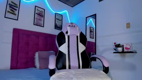 Snapshot of vanessa_tasty chatting on March 8, 2:43 am kamila online show from March 8, 2:43 am
