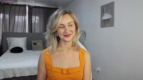 Snapshot of vanessakleiner chatting on October 7, 10:19 am Vanessa online show from October 7, 10:19 am