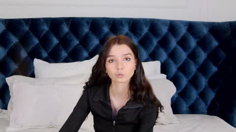 vanessavien online show from February 1, 4:22 pm