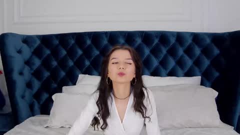 vanessavien online show from February 24, 4:36 pm