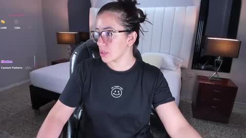 Snapshot of vanitysex chatting on October 21, 11:36 am Karine online show from October 21, 11:36 am