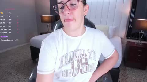 Snapshot of vanitysex chatting on October 22, 11:37 am Karine online show from October 22, 11:37 am