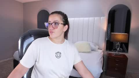 Snapshot of vanitysex chatting on October 14, 11:35 am Karine online show from October 14, 11:35 am